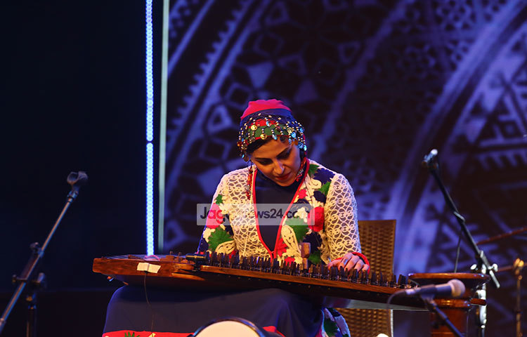 গানে মগ্ন আছেন এক ফোকশিল্পী। লাখো দর্শকদের প্রাণ ছুঁয়ে যাওয়া এ উৎসবে বাংলাদেশসহ ৮টি দেশের প্রায় ১৪০ জন লোকসংগীত শিল্পী অংশগ্রহণ করেছেন। ছবি : মাহবুব আলম