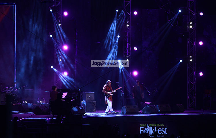 সুরের মায়াজালে ঢাকাই শ্রোতাদের মুগ্ধ করছেন শিল্পীরা। ছবি : মাহবুব আলম