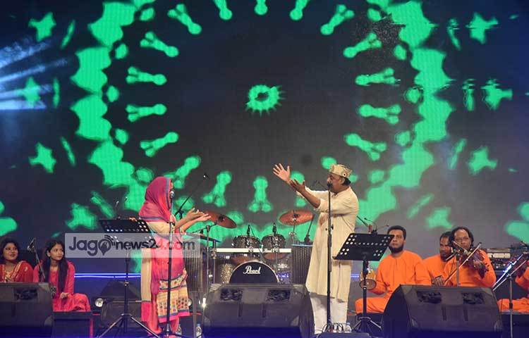 মঞ্চ মাতান বাংলাদেশের শাহ আলম সরকার ও আলেয়া বেগম। ছবি : মাহবুব আলম