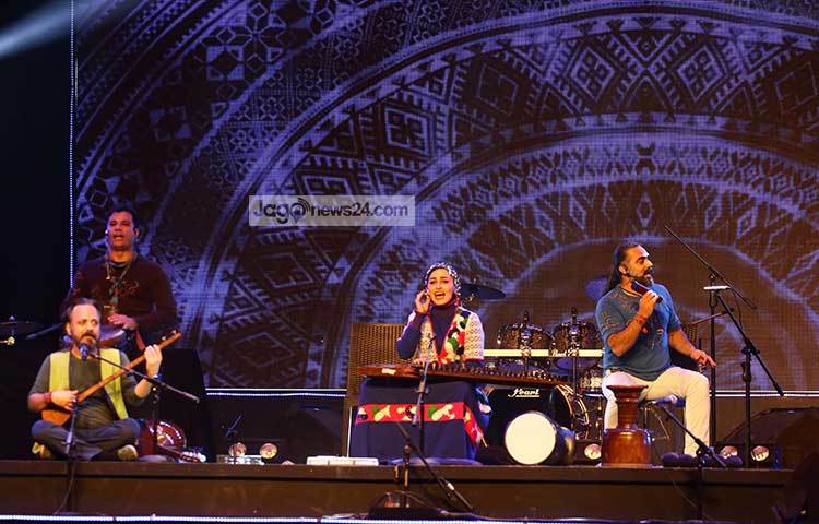 ঢাকাই শ্রোতাদের গান শোনতে পেরে আনন্দিত বিদেশি শিল্পীরা। ছবি : মাহবুব আলম