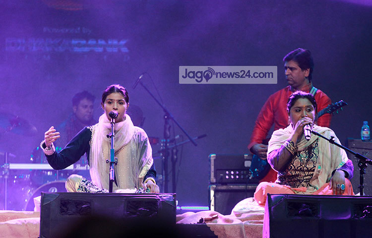 বরাবরের মত ভারতের পাঞ্জারের নুরান সিস্টার্স সুরের মায়াজালে বেঁধে ছিলো। ছবি : মাহবুব আলম