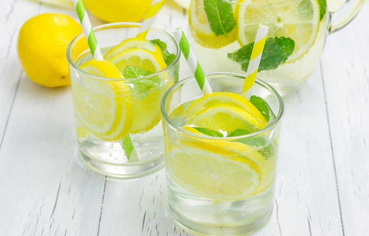 পানি পান করা : পানি তো আমরা প্রতিনিয়তই পান করি। তবে এর সঙ্গে লেবু মিশিয়ে নিলে তা শরীরের একস্ট্রা ফ্যাট ঝরাতে দ্রুত সাহায্য করে।