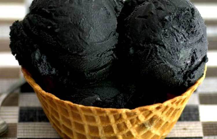 ব্ল্যাক ফুড : খাবারের রং কালো! দেখতেই অদ্ভুত। আর যত অদ্ভুত, ততই হিট। চারকোল দিয়ে তৈরি বার্গার, আইসক্রিম, পাস্তা, ডিম সাম র‌্যাপ।