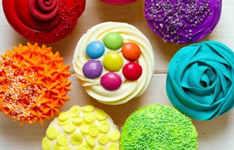 রঙিন খাবার : সারা বিশ্বে নিউট্রিশনিস্টরা যেখানে খাবারে সিন্থেটিক রং ব্যবহারের বিরোধিতা করছেন, সেখানে রঙিন সব জাঙ্ক ফুড।