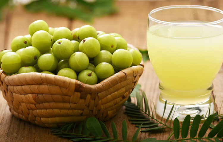 আলকিও গ্যাস, অম্বল কমাতে সাহায্য করে। তাই প্রতিদিন সবার কম করে হলেও একটি আমলকি খাওয়া উচিৎ।