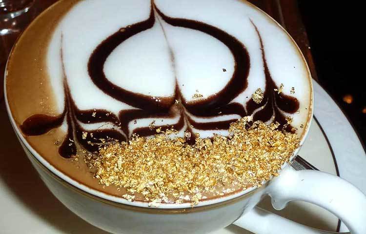 গোল্ড ফ্লেক : হঠাৎ হিরিক পড়েছিল সোনার গুঁড়ো ছড়ানো খাবারের। আইসক্রিম, কফি সব কিছুই উপরেই ছড়ানো রয়েছে গুঁড়ো সোনা।