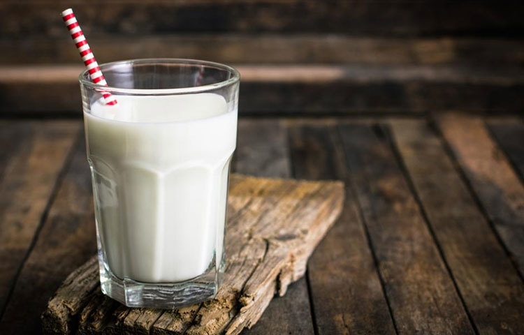 স্কিমড দুধ : দুধের গুণাগুণ বজায় থাকলেও, ফ্যাটের পরিমাণ কম থাকে এই দুধে। ফলে, রোজ এক গ্লাস দুধ খেলে, ক্যালশিয়ম ও ভিটামিন শরীরে গেলেও, ক্যালরি বৃদ্ধি পায় না।