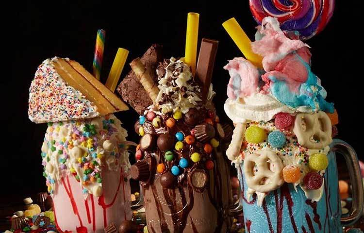 ওভার দ্য টপ ডেজার্ট : ডোনাট, ফ্রেশ কেক, আইস ক্রিম, ওয়াফল, ব্রাউনি, চকোলেট সব কিছুই একসঙ্গে চাই ডেজার্টে।