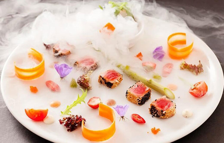 মলিকিউলার গ্যাস্ট্রোনমি : প্রায় সারা বছরই ইনস্টাগ্রামে দেখা গেছে এই খাবারগুলো। চিকেন, এগ, পাস্তা সবই ধোঁয়ায় ঢাকা।