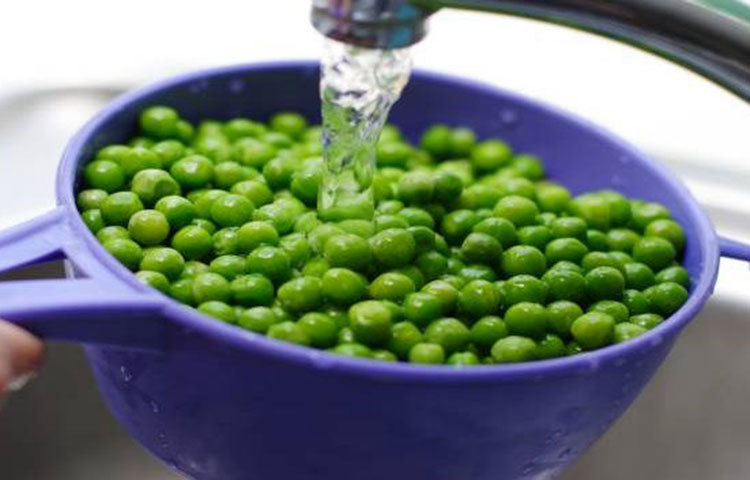 মটরশুঁটি এবং সিমজাতীয় খাবার বেশি করে খান, ভুড়ি কমানোর জন্য। এই খাবার যেমন পেটের চর্বি কমাতে সাহায্য করে তেমনি কোলন ক্যান্সার, ওবেসিটি, হার্টের সমস্যা এবং হাই ব্লাড প্রেসার কমাতেও সাহায্য করে।