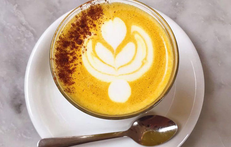 টারমারিক ল্যাটে : স্বাস্থ্য সচেতন প্রজন্ম এখন টারমারিক ল্যাটের দিকে ঝুঁকছে।