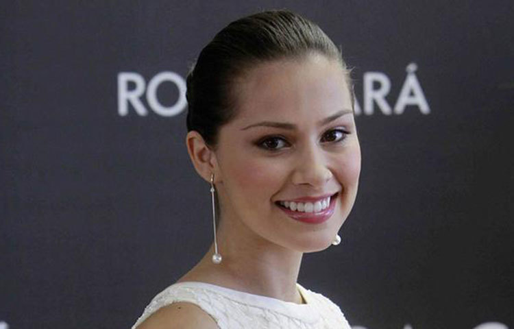 নেইমারের নতুন প্রেম : এ হচ্ছে নেইমারের নতুন বান্ধবী গাব্রিয়েলা লেন্সি। সাও পাওলোতে জন্ম নেয়া গাব্রিয়েলা লেন্সির সঙ্গে নেইমারের সম্পর্ক অবশ্য খুব বেশি দিনের নয়।