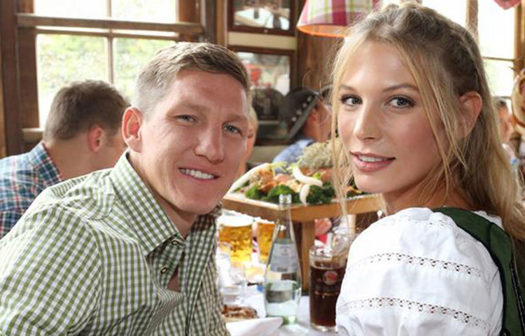 শোয়াইনস্টাইগারের বান্ধবী : জার্মান ফুটবলার বাস্তিয়ান শোয়াইনস্টাইগারের বান্ধবী হিসেবেই বেশি পরিচিত সারা ব্রান্ডনার। তবে পেশাগতভাবে তিনি মডেল। ২০০৭ সাল থেকে একসঙ্গেই আছেন এই জুটি।