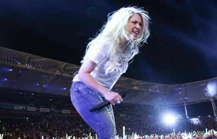 শাকিরার বন্ধু : কলম্বিয়ান সংগীত শিল্পী শাকিরা অবশ্য নিজের পরিচয়েই গোটা বিশ্বে পরিচিত। একের পর এক সুপার হিট গান দেওয়া এই শিল্পীর সঙ্গে ফুটবলার জেরার্ড পিকের সম্পর্ক চলছে সেই ২০১০ সালে থেকে। এই জুটির একমাত্র সন্তানের নাম মিলান পিকে মেবারক।