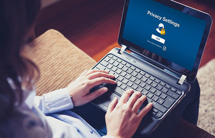 মজা করেও আপনার পাসওয়ার্ড নিয়ে কোনওরকম মন্তব্য ফেসবুকে করবেন না।