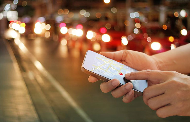 ছবি বা স্টেটাসের সঙ্গে লোকেশন জানানোর হিড়িক ইদানীং ফেসবুকে খুব জনপ্রিয়। কিন্তু সর্বক্ষণ সবাইকে নিজের অবস্থান সম্পর্কে জানাতে থাকলে বিপদে পড়তে পারেন।