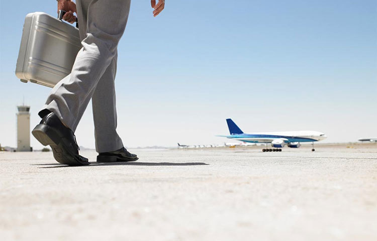 আপনি কোথায় ঘুরতে যাবেন, তা আগাম জানিয়ে ফেসবুকে পোস্ট করবেন না। যদি কেউ আপনার গতিবিধির উপর নজর রাখে, সে অনায়াসেই এর থেকে আন্দাজ পেয়ে যাবে কয়দিন বাড়ি ফাঁকা থাকবে।