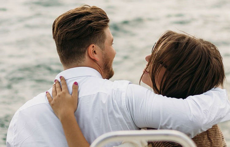 গালফ্রেন্ডকে স্মার্ট বুদ্ধিমতী হতে হবে। আর এই ধরনের মেয়েদের প্রতিই ছেলেরা একটু বেশি টান অনুভব করেন।