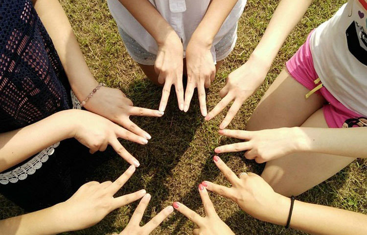 গার্লফ্রেন্ড খুব ফ্রেন্ডলি হবে এটাই প্রাথমিক চাহিদা। বন্ধু-বান্ধবের সঙ্গে হ্যাঙ্গ আউটের সময় সেও যেন সবার সঙ্গে মিশে যেতে পারে।