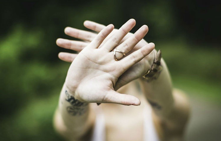 মিথ্যার উপর ভিত্তি করে কোনো সম্পর্ক গড়ে ওঠে না। সম্পর্কটাকে একটু স্পাইসি করে তুলতে অনেক মেয়ে ছোটখাটো মিথ্যে কথা বলে থাকলেও, এই বিষয়টি একেবারেই পছন্দ নয় ছেলেদের।