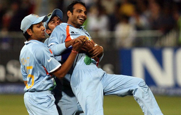 যোগিন্দর শর্মা : ভারতীয় ক্রিকেটার যোগিন্দর শর্মার নাম অনেকেরই মনে আছে। ২০০৭টি টোয়েন্টি বিশ্বকাপ ফাইনালে তার শেষ বলেই আউট হন পাকিস্তানের মিসবা উল হক। বর্তমানে তিনি হরিয়ানা পুলিশের উচ্চপদস্থ কর্মকর্তা।