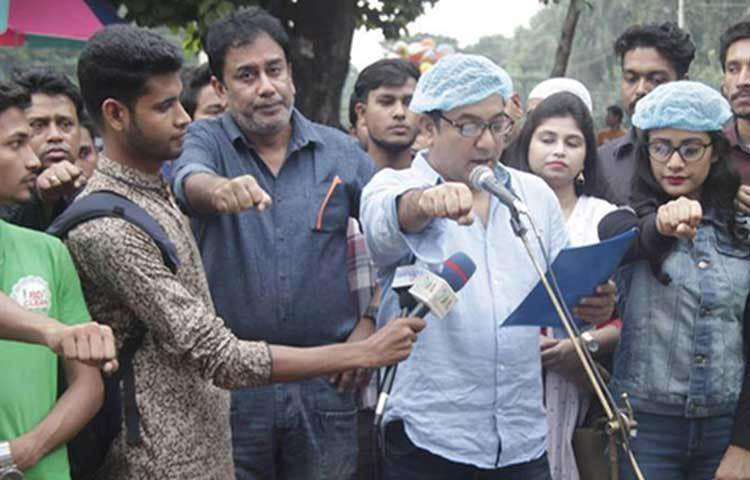 পরিচ্ছন্নতা অভিযানে নামার আগে শপথ বাক্য পাঠ করাচ্ছেন ‘হালদা’ ছবির নির্মতা ।