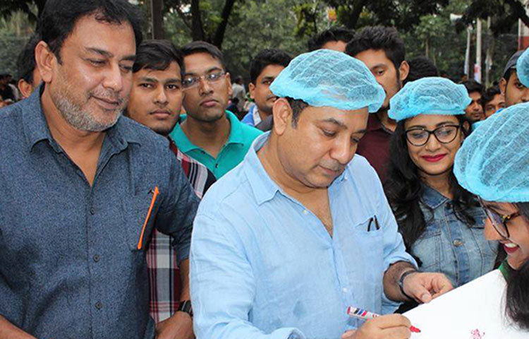 ঢাকা বিশ্ববিদ্যালয়ের টিএসসিতে (গতকাল) শুক্রবার আসে ‘হালদা’ টিম।