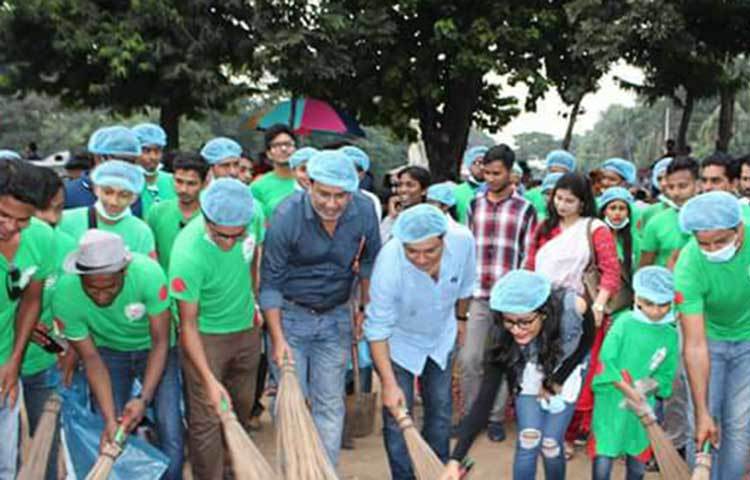 পরিচ্ছন্ন বাংলাদেশ বাস্তবায়নে আয়োজিত ‘বিডি ক্লিন ঢাকা’র ক্যাম্পেইনে শিক্ষার্থীদের সাথে ঝাড়ু হাতে রাস্তা পরিষ্কারে নেমে পড়েন ‘হালদা’ ছবির টিম।