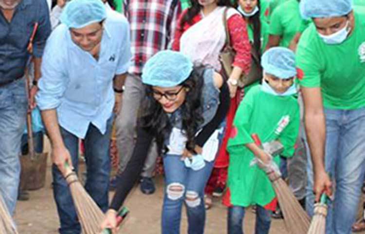 তারকাদের পেয়ে উচ্ছ্বসিত হয়েছেন পরিষ্কার-পরিচ্ছন্নতা অভিযানের কর্মীরা।