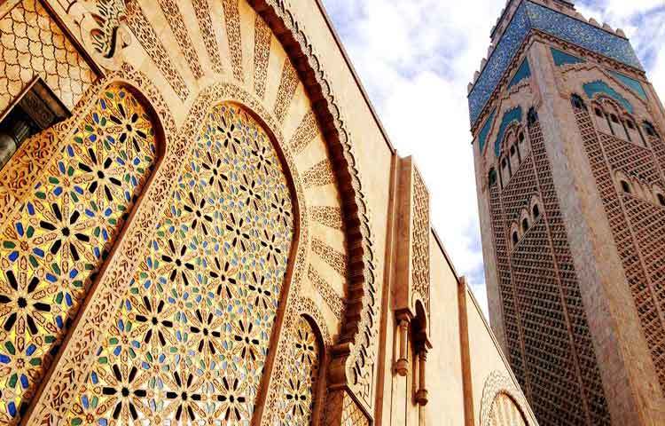 মসজিদটি সমুদ্র তীরবর্তী হওয়ায় দূরের কোনো জাহাজ থেকে দেখলে মনে হবে সাগরের ঢেউয়ের তালে তালে দুলছে মসজিদটি।