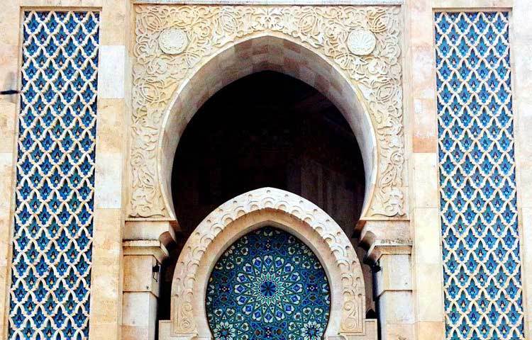 ২২ একর জায়গার ওপর নির্মিত মসজিদটির এক তৃতীয়াংশই সাগরের তীর ঘেঁষে পানির ওপর নির্মিত।