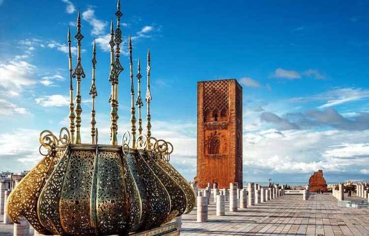 মরক্কোর বাদশাহ দ্বিতীয় হাসান তার শাসনামলে ফরাসি স্থপতি পিনচিউ নকশায় বয়গিস কোম্পানির প্রকৌশলীদের দিয়ে এ মসজিদটি নির্মাণ করেন।