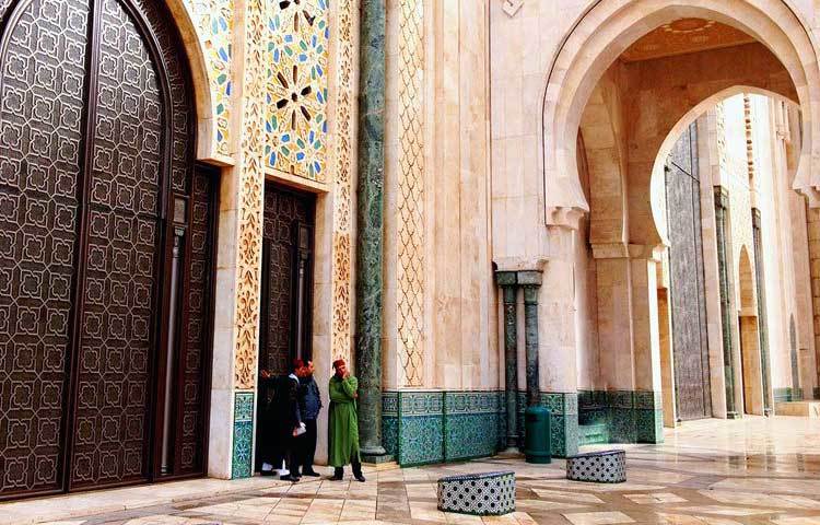 ডিজিটাল পদ্ধতিতে মসজিদের ছাদ খুলে যায় বিধায় এর ভেতরে আলো-বাতাস প্রবেশ করতে পারে। তবে বৃষ্টির সময় মসজিদের ছাদ বন্ধ থাকে।