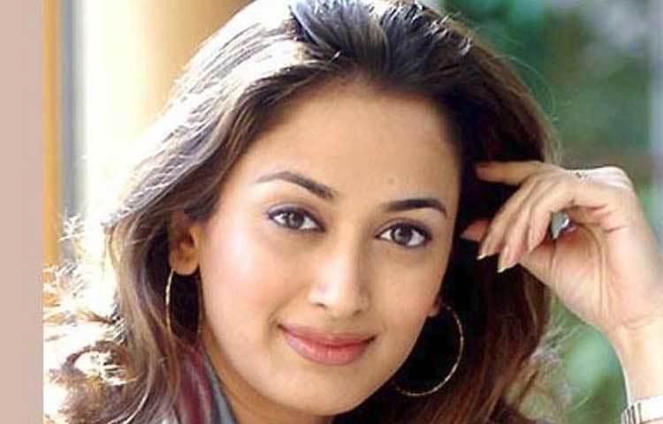 গায়ত্রী জোশী : নজরকাড়া অভিনয়ের জন্য ২০০৫ সালে ‘বেস্ট ফিমেল ডেবিউ’ ফিল্মফেয়ার অ্যাওয়ার্ডও পেয়েছিলেন তিনি। কিন্তু ২০০৫ সালে বিয়ের পরই অভিনয় থেকে সরে দাঁড়ান গায়ত্রী।