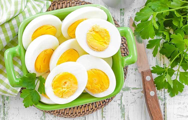 ডিম : ডিম একটি সুষম খাদ্য। এতে প্রোটিন এবং ভিটামিন প্রচুর পরিমাণে রয়েছে, যা শরীরের বৃদ্ধিতে সাহায্য করে।