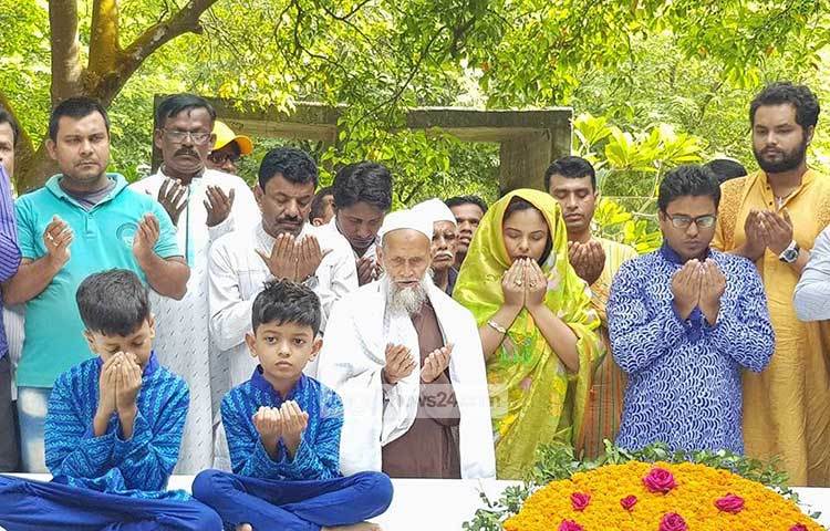 হুমায়ূন আহমেদের আত্মার শান্তি কামনা করে দোয়া ও মোনাজাত করা হয়।