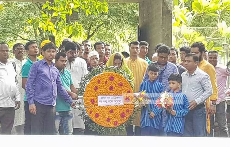 সকাল সাড়ে ১০টার দিকে দুই ছেলেকে সঙ্গে নিয়ে হুমায়ূন আহমেদের কবরে পুষ্পস্তবক অর্পণ করেন মেহের আফরোজ শাওন।