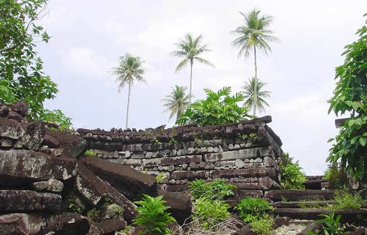 সমুদ্রের মাঝের এই দ্বীপের নাম ‘নান মাদোল’। প্রশান্ত মহাসাগরের বুকে মাইক্রোনেশিয়ার পনফেই দ্বীপের পাশে অবস্থিত এই ছোট দ্বীপটি। পনফেই-এর বাসিন্দাদের কাছে এটি ‘ভূতুড়ে দ্বীপ’ হিসেবে পরিচিত।