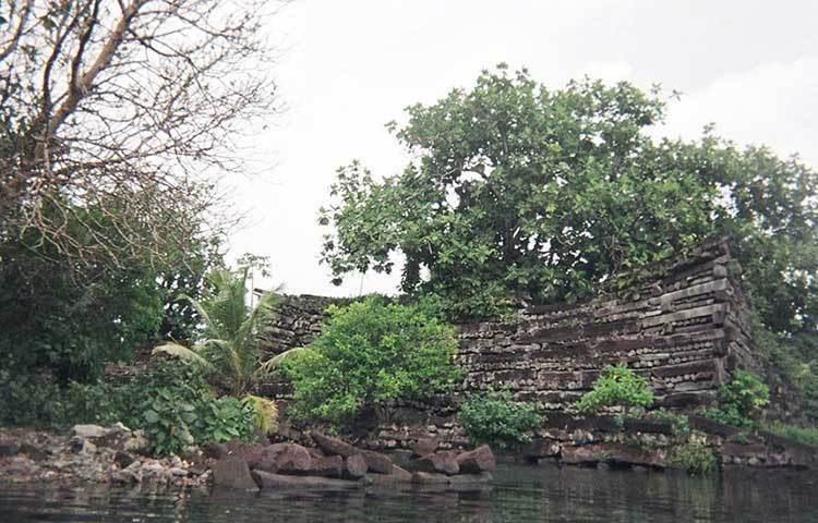‘নান মাদোল’ শব্দটির অর্থ হল, ‘মধ্যবর্তী স্থান’। দ্বীপে ৯৭টি পাথুরে ব্লকের মাঝ দিয়ে বয়ে গিয়েছে অনেকগুলো সরু খাল।