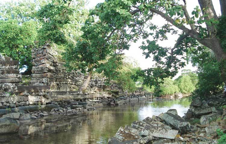 রহস্যময় এই দ্বীপ অস্ট্রেলিয়া থেকে ১৬০০ মাইল দূরে ও লস অ্যাঞ্জেলস থেকে ২৫০০ মাইল দূরে অবস্থিত।