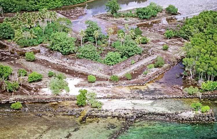 এই দ্বীপে ৯৭টি আলাদা আলাদা ব্লক রয়েছে, যার দেয়াল ২৫ফুট লম্বা আর ১৭ ফুট চওড়া। কিন্তু মাঝ সমুদ্রে এমন একটি দ্বীপে কারা এই শহর তৈরি করলেন, সেই তথ্য আজও অজানা।