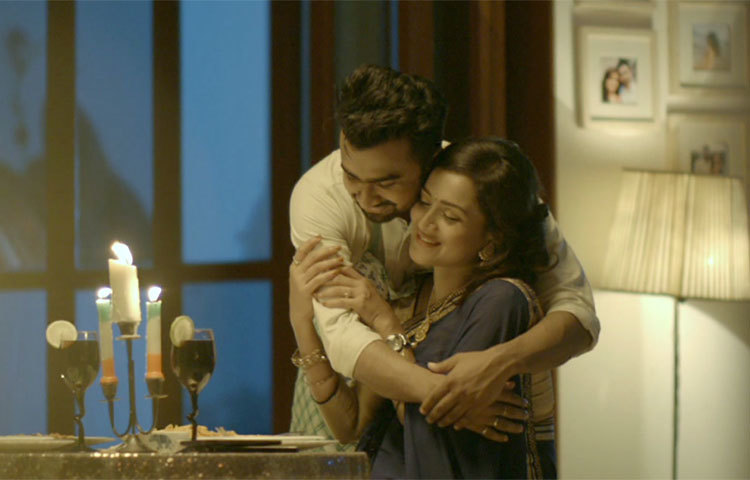 ‘লাগে বুকে লাগে’ শিরোনামের একটি গানের মিউজিক ভিওতে ইমরান ও নাদিয়া নদী।