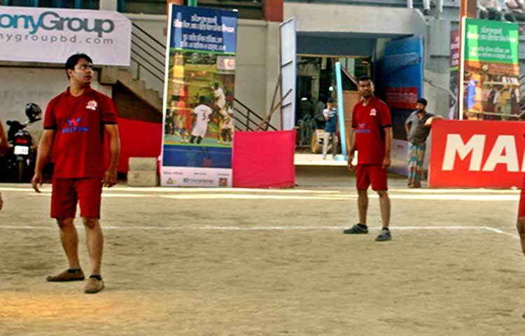 খেলার শুরু থেকেই আধিপত্য বিস্তার করে খেলতে থাকে জাগো নিউজ। একতরফা খেলায় একবারের জন্যও প্রতিরোধ গড়ে তুলতে পারেনি সংগ্রাম। ছবি : বিপ্লব দিক্ষৎ