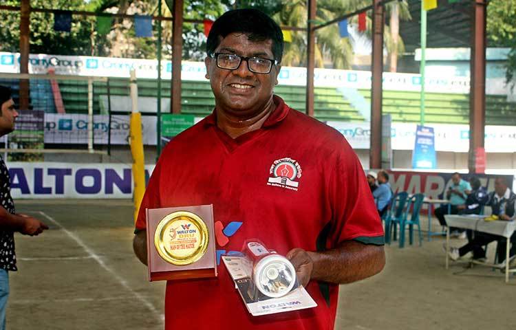 জাগো নিউজের চিফ রিপোর্টার মনিরুজ্জামান উজ্জ্বল ম্যাচ সেরার পুরস্কার পান। ছবি : বিপ্লব দিক্ষৎ