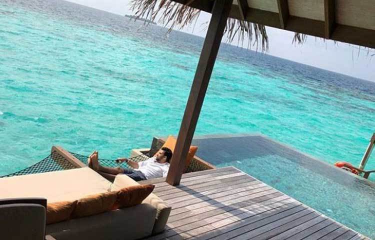 বিচের ধারেই হোটেল। তবে একা কেনো জহির খান? তবে তিনি সাগরিকাকে রেখে একাই প্রকৃতি দর্শন ভালো মনে করছেন জহির!