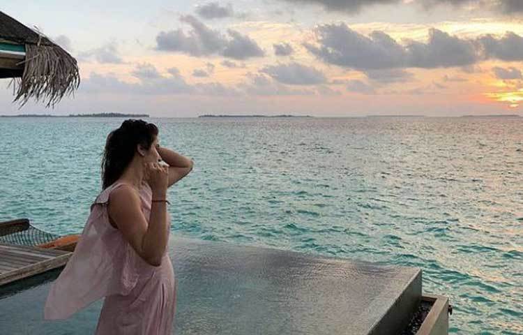 মালদ্বীপের সূর্যাস্তের মায়াময় সৌন্দর্য উপভোগ করছেন সাগরিকা।