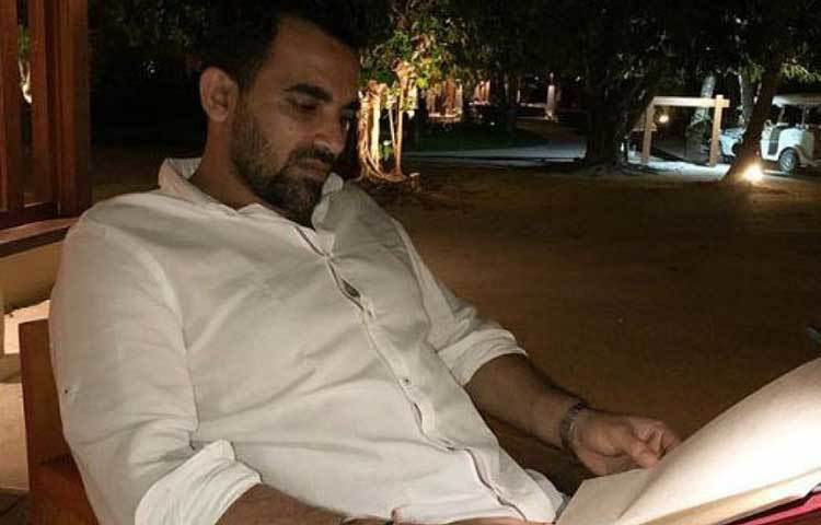 ডিনার টাইম। হানিমুনে এসে এতো গভীর ভাবনায় কেনো জহির খান।