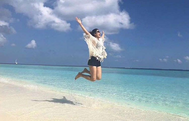 কখনও বিচের ধারে ‘ট্যান’, তো কখনও ক্যান্ডল লাইট ডিনার।