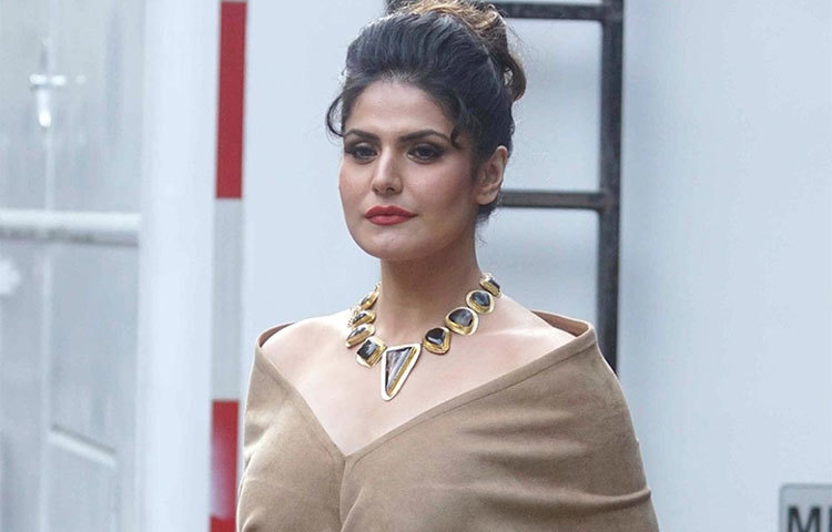 বলিউড তারকা জেরিন খান ‘অকসর-২’ ছবির প্রচারে গিয়ে শ্লীলতাহানির শিকার হয়েছেন। এরপরেই ক্ষুব্ধ জেরিন ছবির শুটিংয়ের সময়েও শারীরিক হেনস্থার অভিযোগ এনেছেন পরিচালকের বিরুদ্ধে।