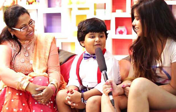 সাক্ষাৎকার দিচ্ছে জায়াস। জানাগেছে, সঞ্জয় দত্ত, শাহরুখ খান, সালমান খান, অক্ষয় কুমার থেকে শুরু করে কুমার শানু এবং লতা মুঙ্গেশকরসহ সবাই জায়াসের প্রতিভায় মুগ্ধ।